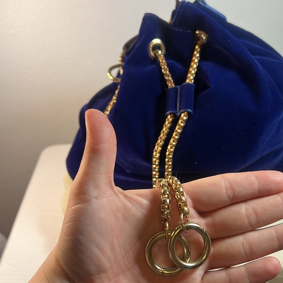 Women’s shoulder bag velvet bucket bag with gold chain drawstring in navy - Picture 4 of 12